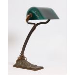 LAMPE DE BUREAU "NIAM" En fonte de laiton à pied articulé, à réflecteur articulé [...]