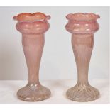 PAIRE DE VASES EN VERRE ROSE Epoque XXème siècle H : 30 cm -