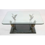 TABLE DE SALON "AUX HERONS" 1950 A plateau de verre, reposant sur quatre héron en [...]