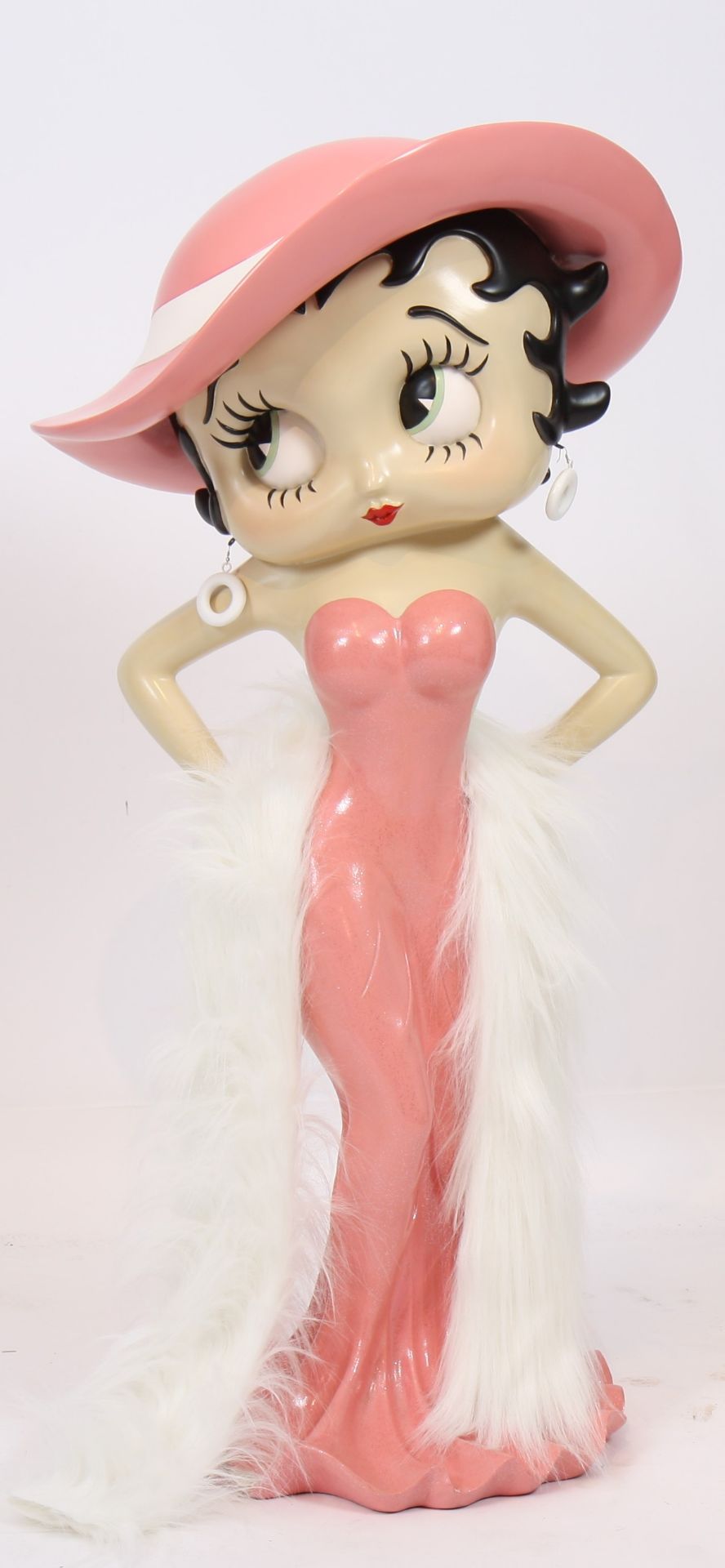 SUJET EN RESINE PEINTE "BETTY BOOP" En robe de soirée rose, avec un boa blanc. Petit [...]