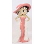 SUJET EN RESINE PEINTE "BETTY BOOP" En robe de soirée rose, avec un boa blanc. Petit [...]