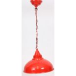 SUSPENSION EN TOLE ROUGE Epoque contemporaine. H : 70; D : 32 cm -