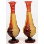 PAIRE DE VASES "LE VERRE FRANCAIS" A panse ovoide sur piedouche, surmontée d'un long [...]