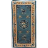 TAPIS CHINOIS V. 1940 A fond bleu à décor floral et à motif central de grues, à [...]