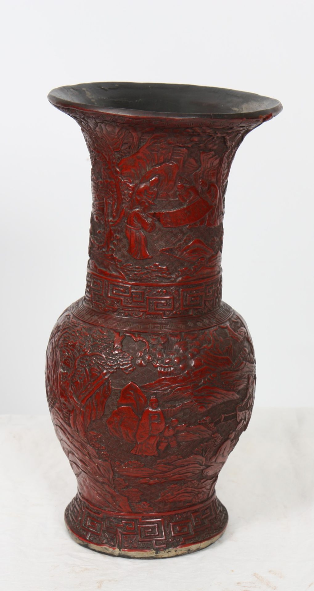 Vase balustre en laque rouge de cinabre ciselée de scènes animées de personnages. [...] - Bild 2 aus 4