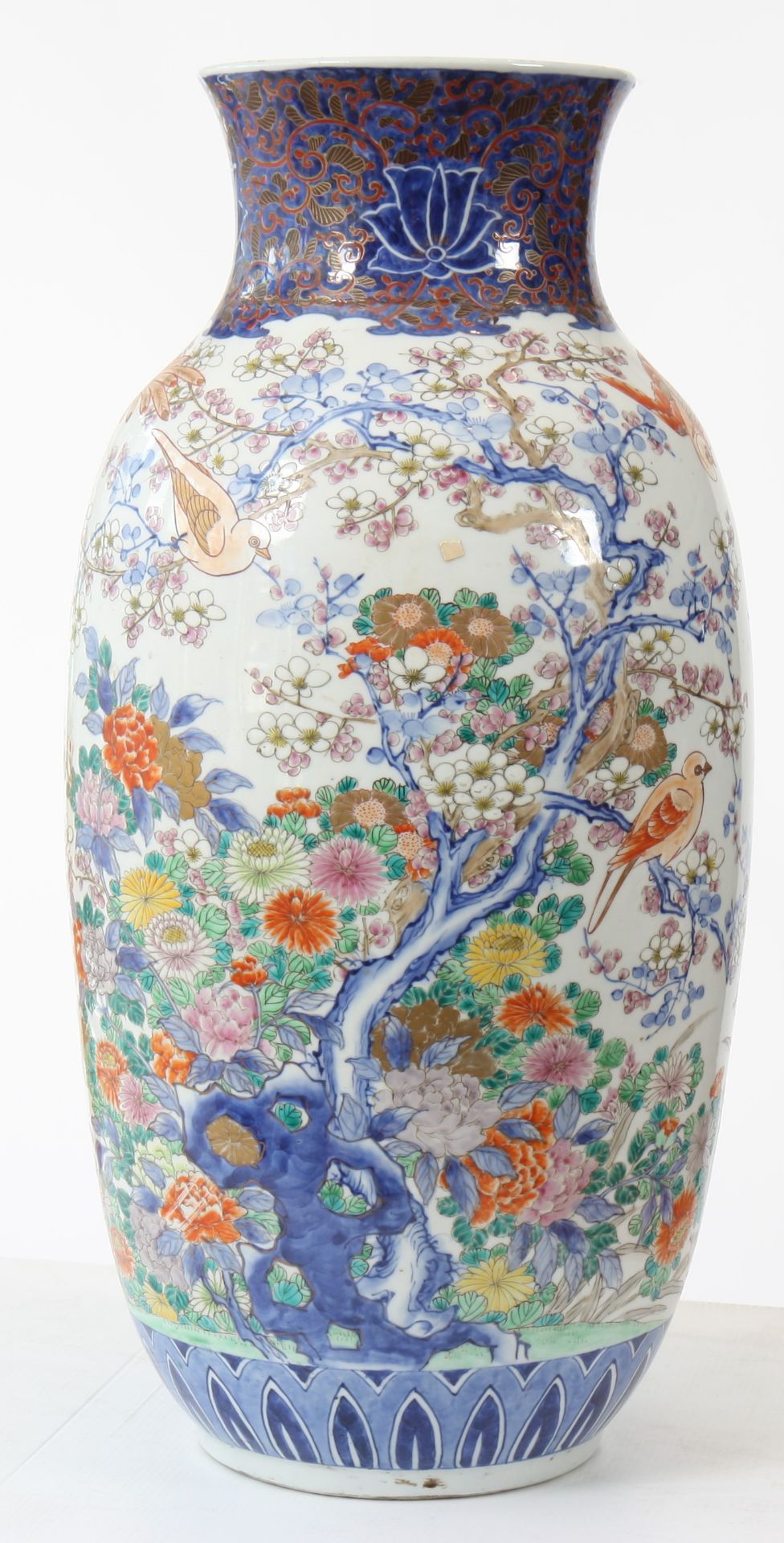 Vase balustre en porcelaine, décoré en émaux polychromes sur la couverte d'un [...] - Bild 2 aus 4