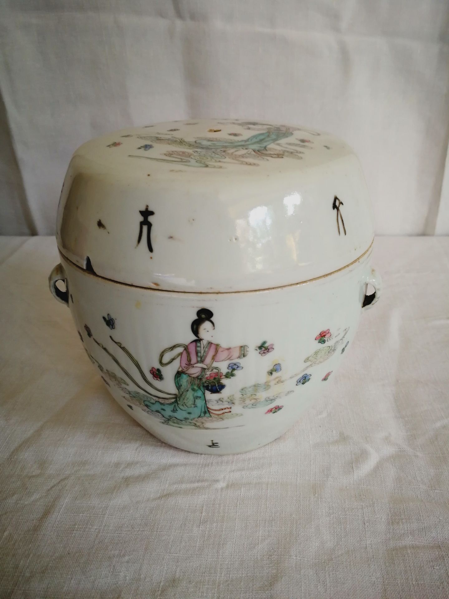 Pot couvert en porcelaine famille rose. Chine. 19 ème siècle.. 16 cm -