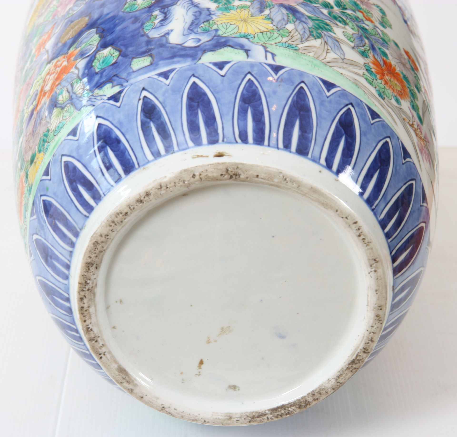 Vase balustre en porcelaine, décoré en émaux polychromes sur la couverte d'un [...] - Bild 3 aus 4