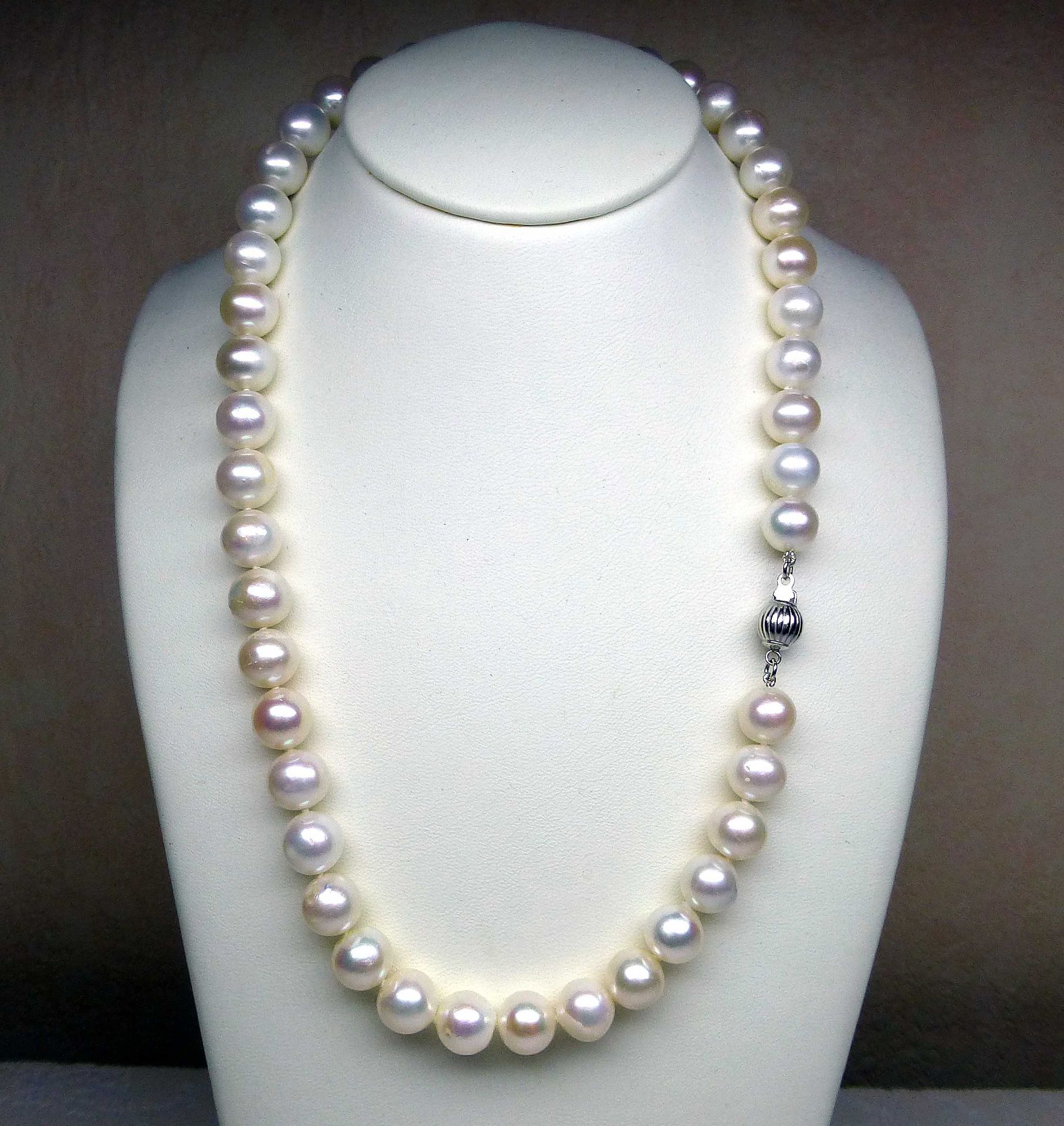 Un très joli et important collier de perles de culture naturelles diamètre 9,5 mm [...]