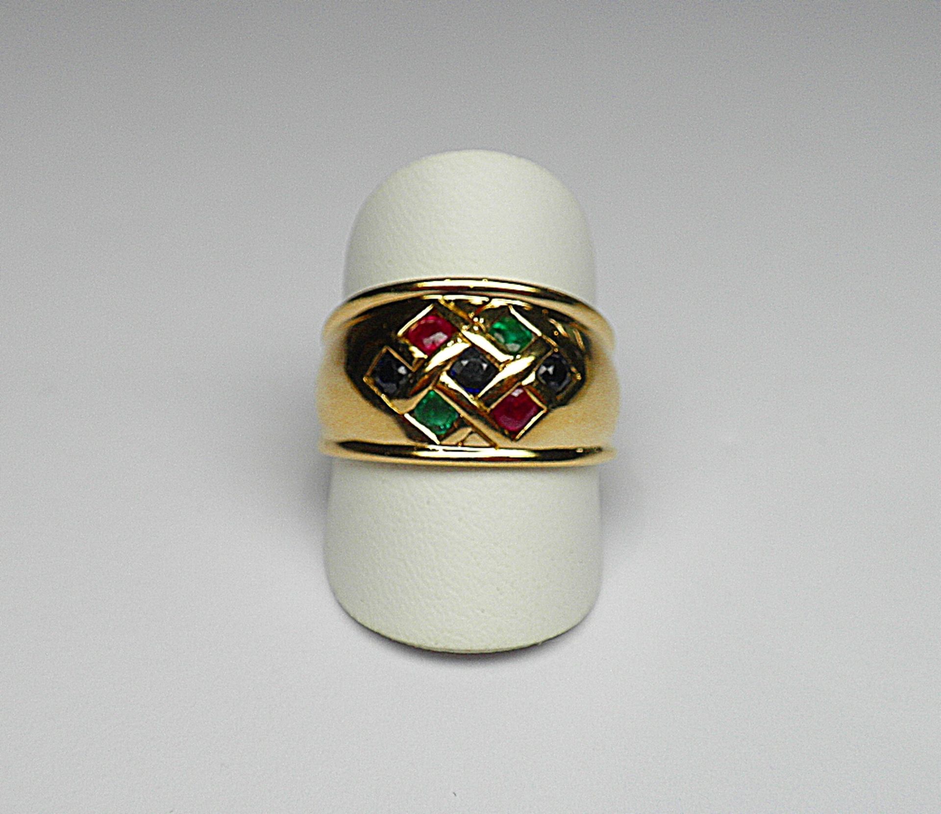 Bague jonc or jaune à motifs arlequin sertie de rubis, d'émeraudes et de saphirs [...]