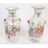 ENSEMBLE DE 2 VASES BALUSTRES CHINE En porcelaine à décor polychrome de [...]