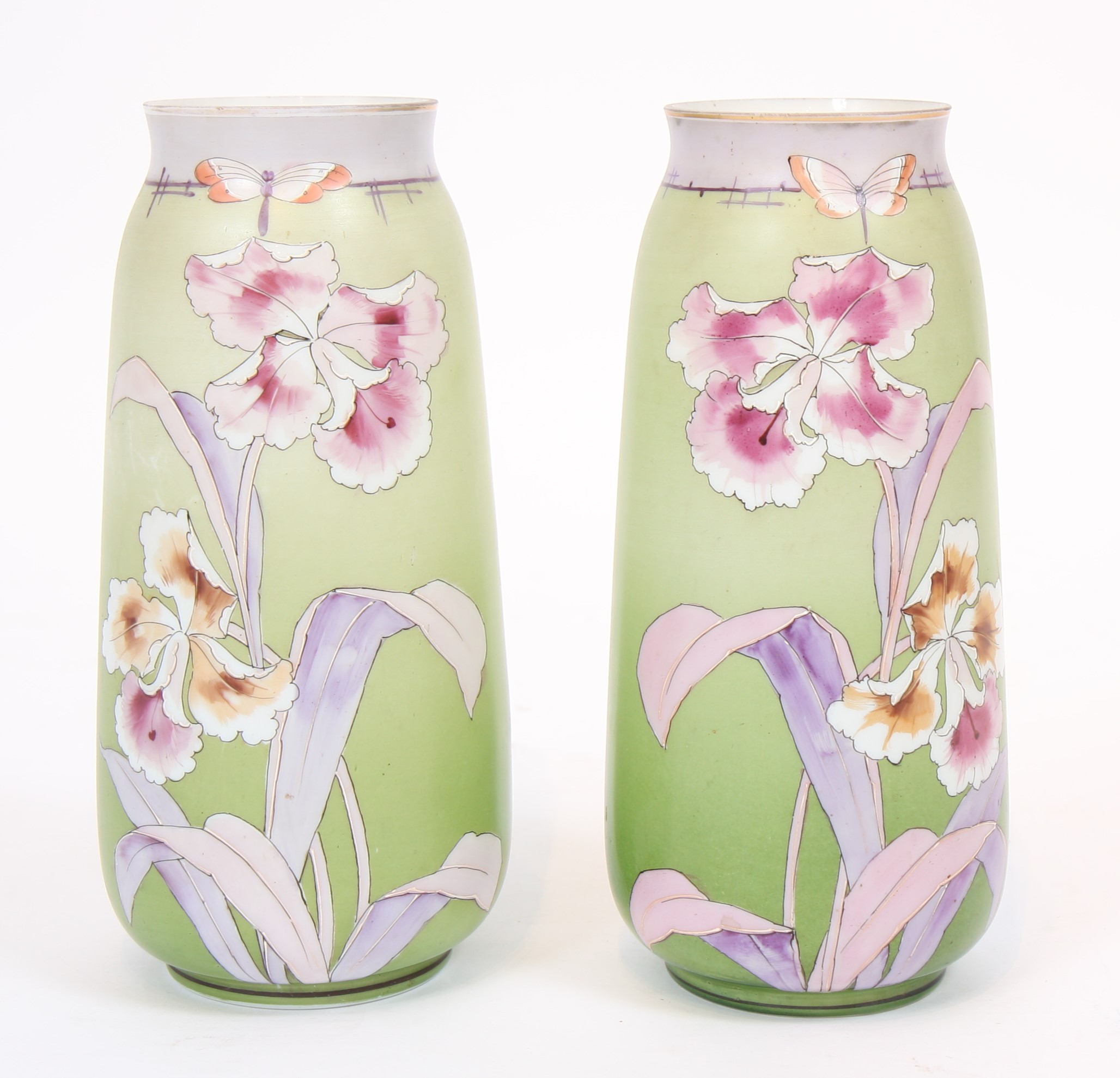 PAIRE DE VASES EN OPALINE 1900 En opaline verte, à décor polychrome de fleurs et [...]