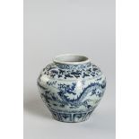 Jarre "Guan" en porcelaine blanche décorée en bleu cobalt sous couverte de dragons [...]