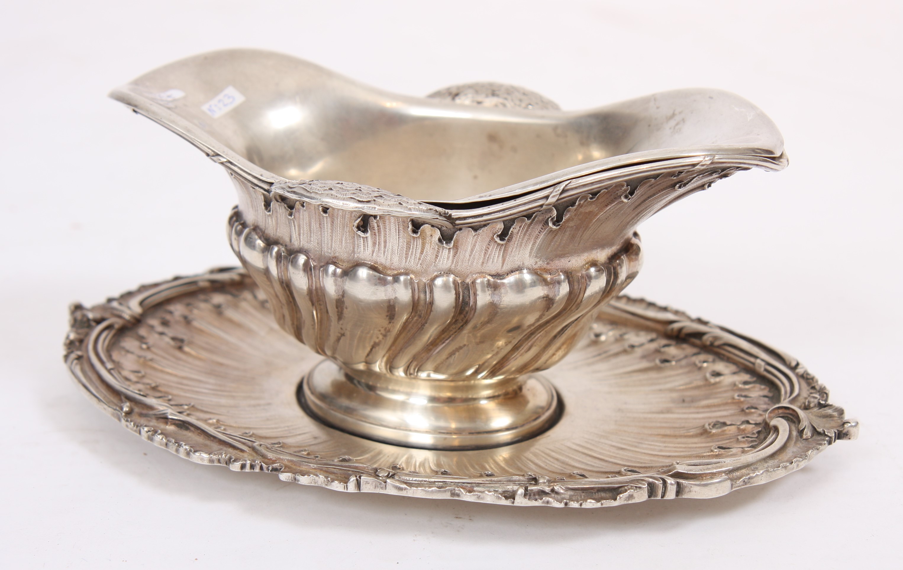 JOLIE SAUCIERE "ROCAILLE" EN ARGENT En argent ciselé poinçon minerve de la Maison [...]