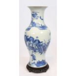 GRAND VASE BALUSTRE CHINE En porcelaine blanc-bleu à décor de personnages à [...]