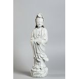 Le Boddhisattva Kwan yin debout sur la tête du lion des neiges vêtu de la robe [...]