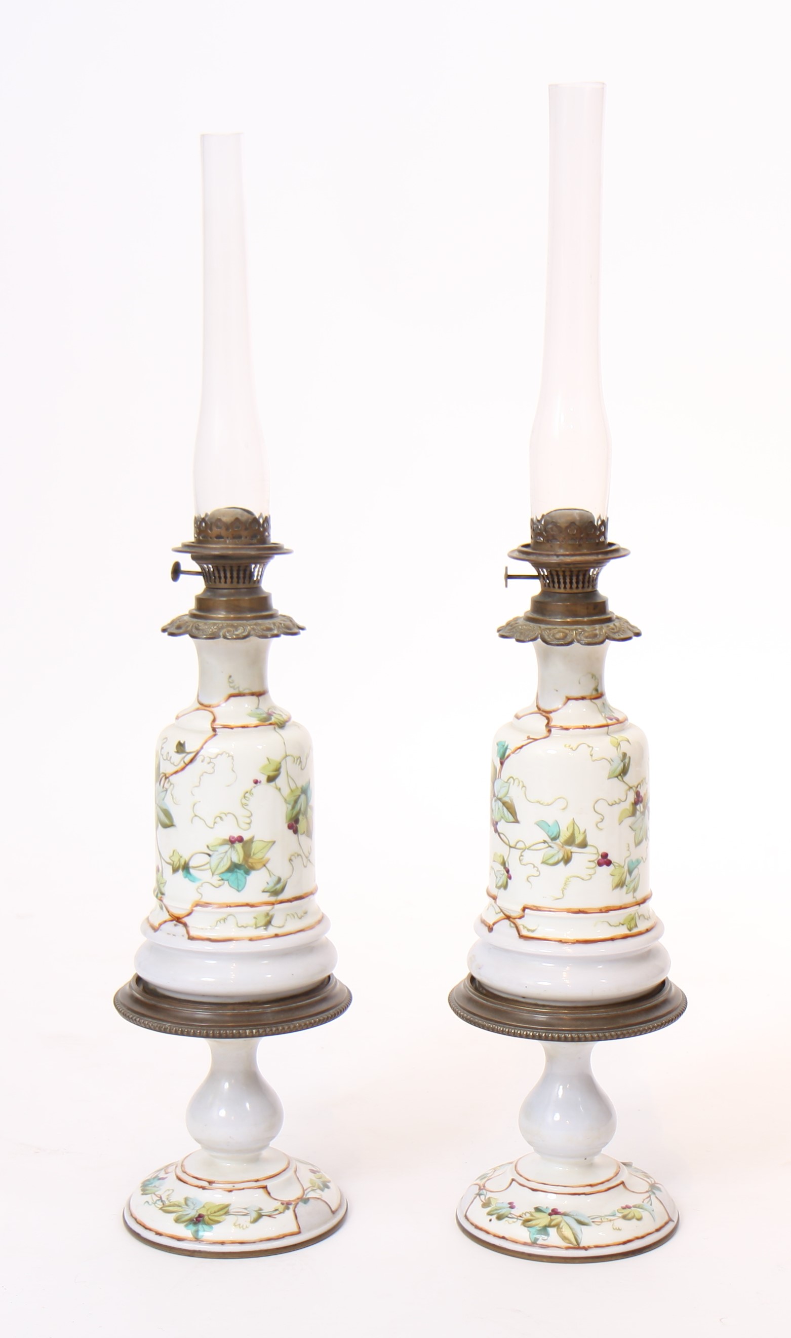 PAIRE DE LAMPES A PETROLE EN OPALINE En opaline blanche à décor polychrome de [...]