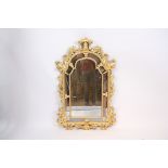 MIROIR A PARE-CLOSES REGENCE XXè En bois doré et sculpté, à encadrement ajouré [...]