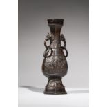 Vase archaïsant de forme « Hu » moulé de masque de « tao-Tie » sur la panse [...]