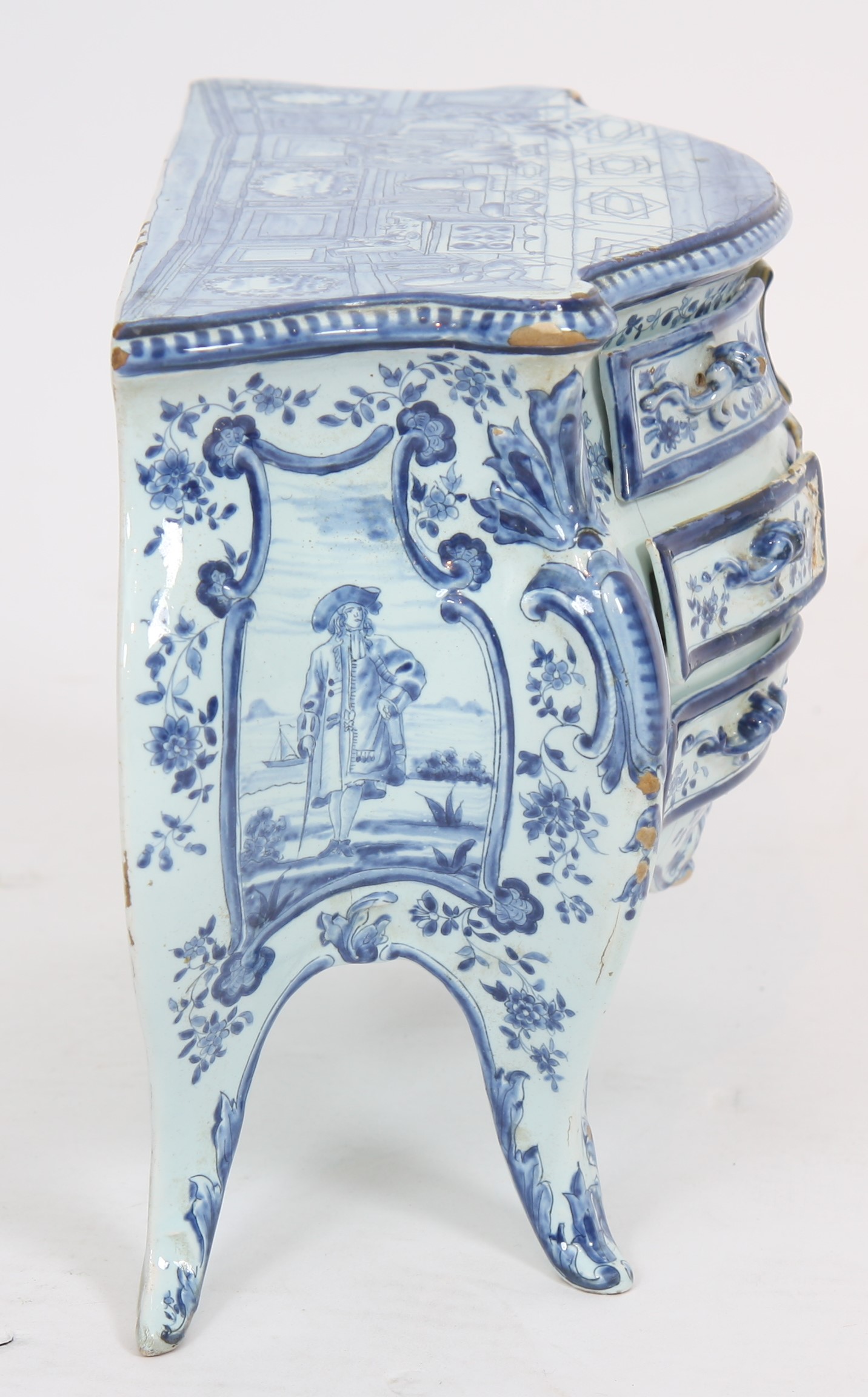 SUJET EN FAIENCE BLANC-BLEU "PETITE COMMODE TOMBEAU" En faience blanc-bleu à riche [...] - Image 3 of 4