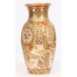 PETIT VASE EN SATZUMA De forme balustre, en Satzuma à décor de paysages animés et [...]