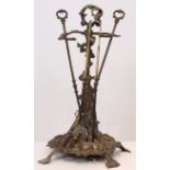 NECESSAIRE DE FOYER "CHASSE" XIXè En bronze patiné, reposant sur quatre pieds [...]