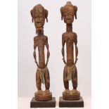 PAIRE DE STATUETTES AFRICAINES "COUPLE EN PIED" En bois sculpté, reposant sur une [...]