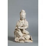 Kwan yin figuré assis en délassement vêtu d'une robe monastique à plis [...]