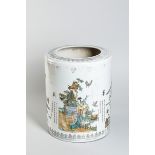 Important porte pinceau cylindrique en porcelaine famille rose décoré de scènes de [...]