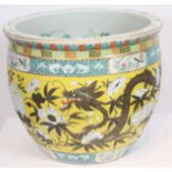 CACHE POT AQUARIUM ASIE En porcelaine plychrome à fond jaune à décor de dragons et [...]