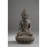 Buddha Amitayus assis en méditation sur un socle lotiforme vêtu de la robe [...]