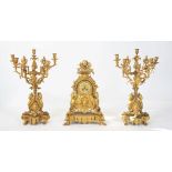 IMPORTANTE GARNITURE DE CHEMINEE EN BRONZE DORE LOUIS XIV En bronze doré et [...]