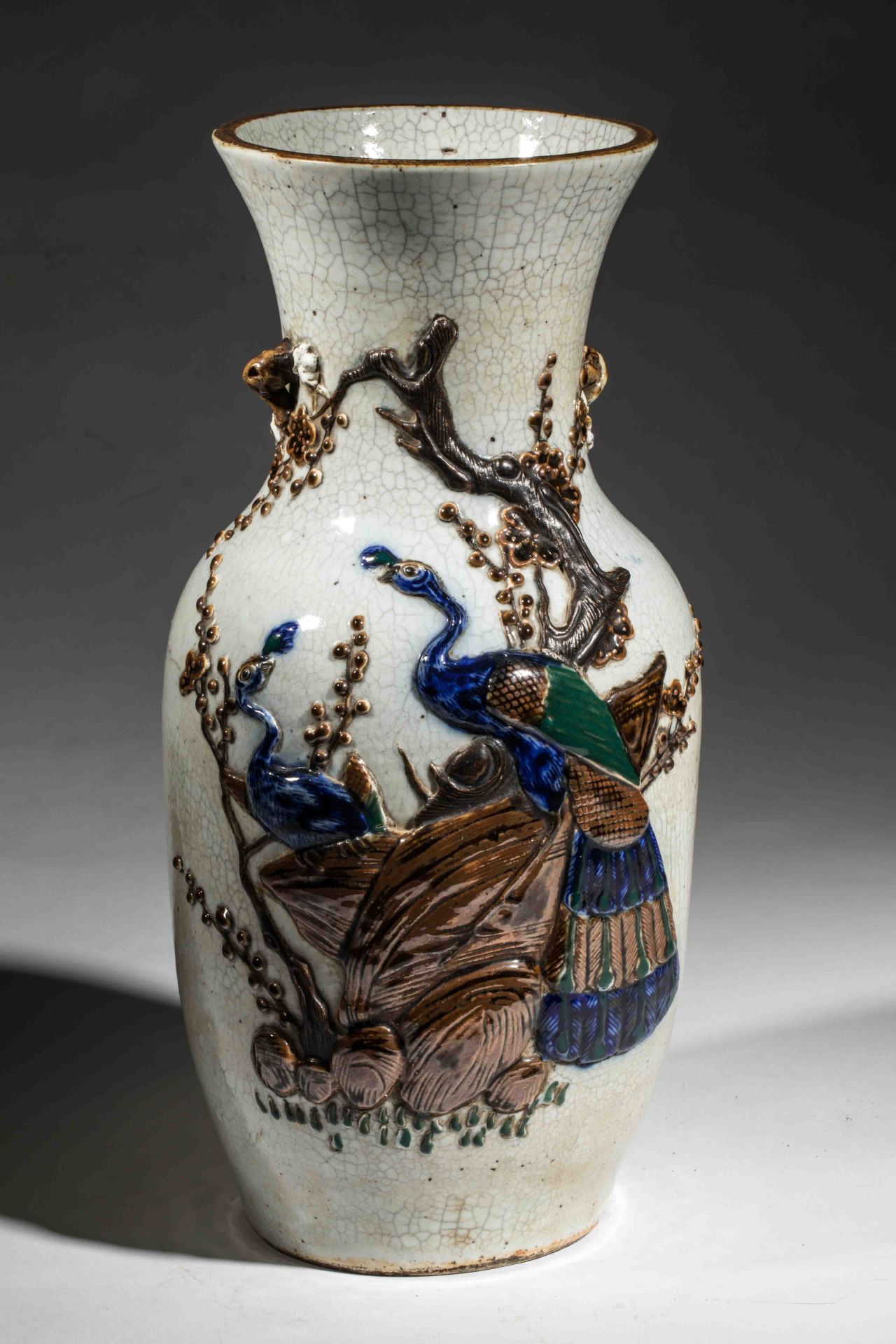 Vase balustre en porcelaine de Nankin décoré de killins en émaux bleus sur [...] - Bild 2 aus 3