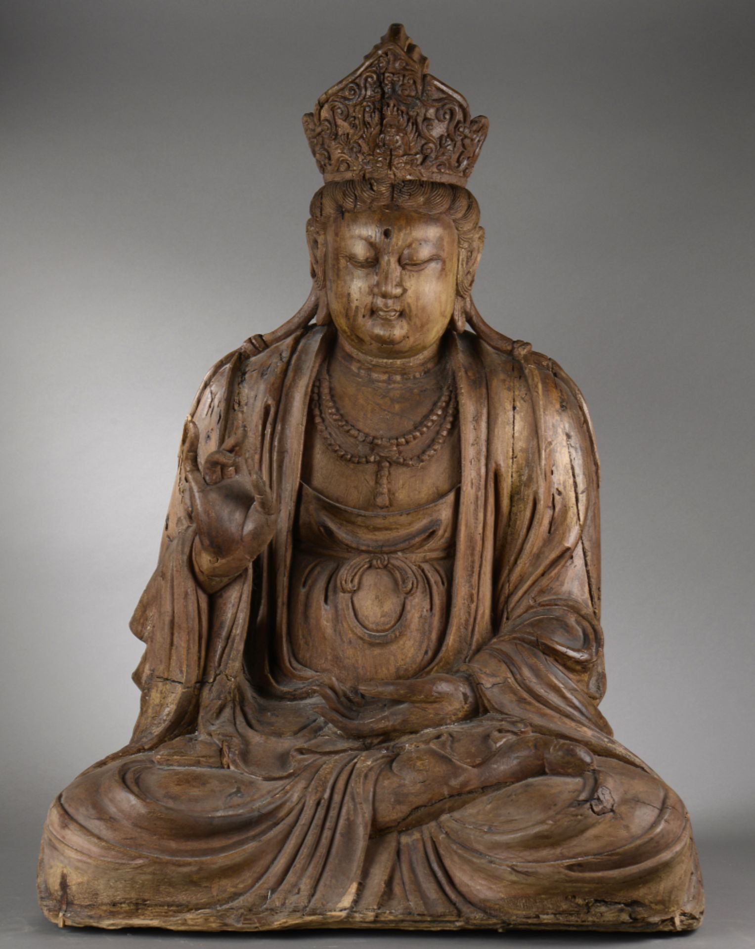 Le Boddhisattva Kwan Yin assis en méditation coiffé d'un diadème incorporant [...]
