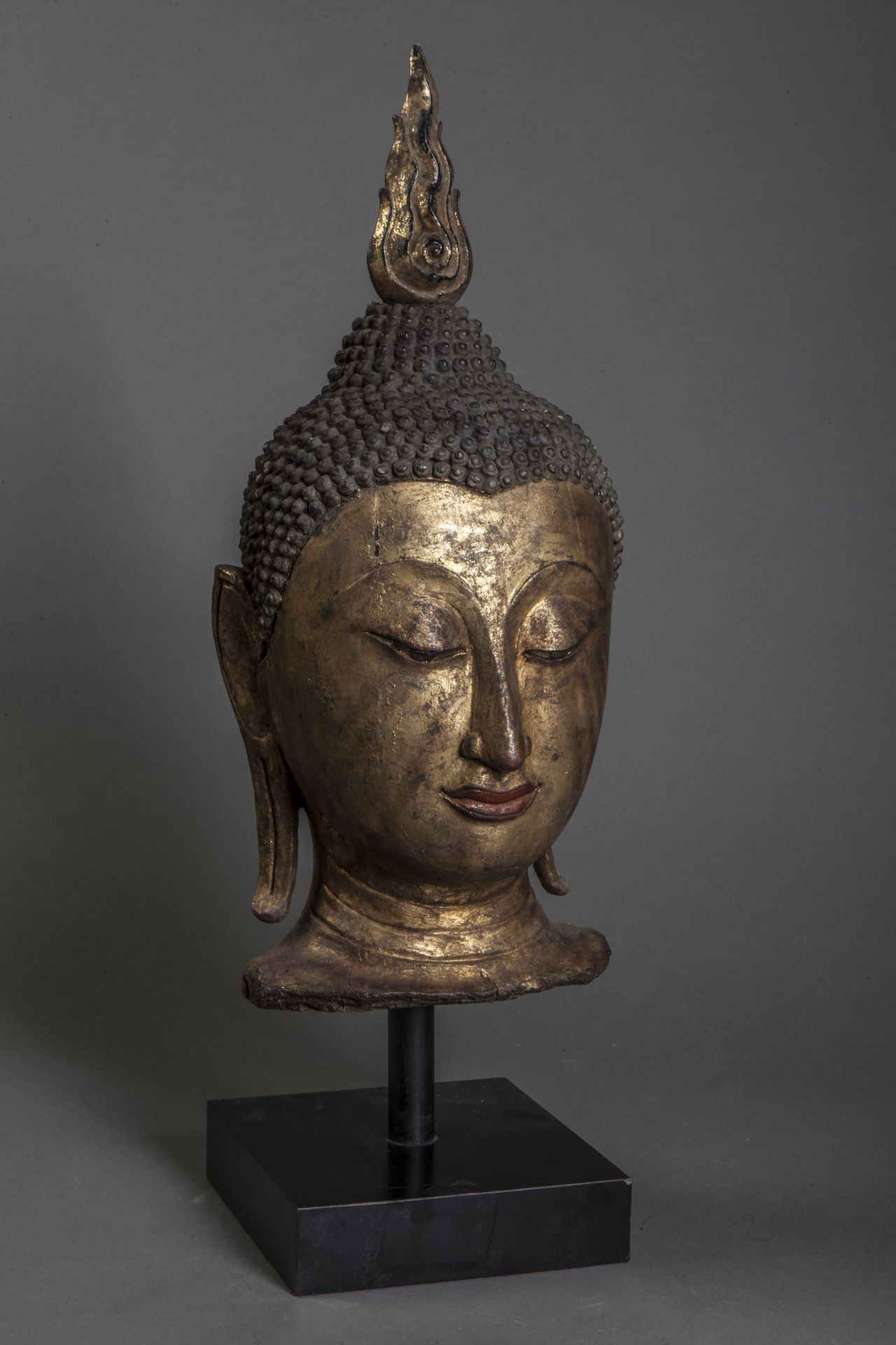 Tête de Buddha coiffée de fines bouclettes surmontée d'un haut rasmi. Bois laqué [...] - Bild 3 aus 4