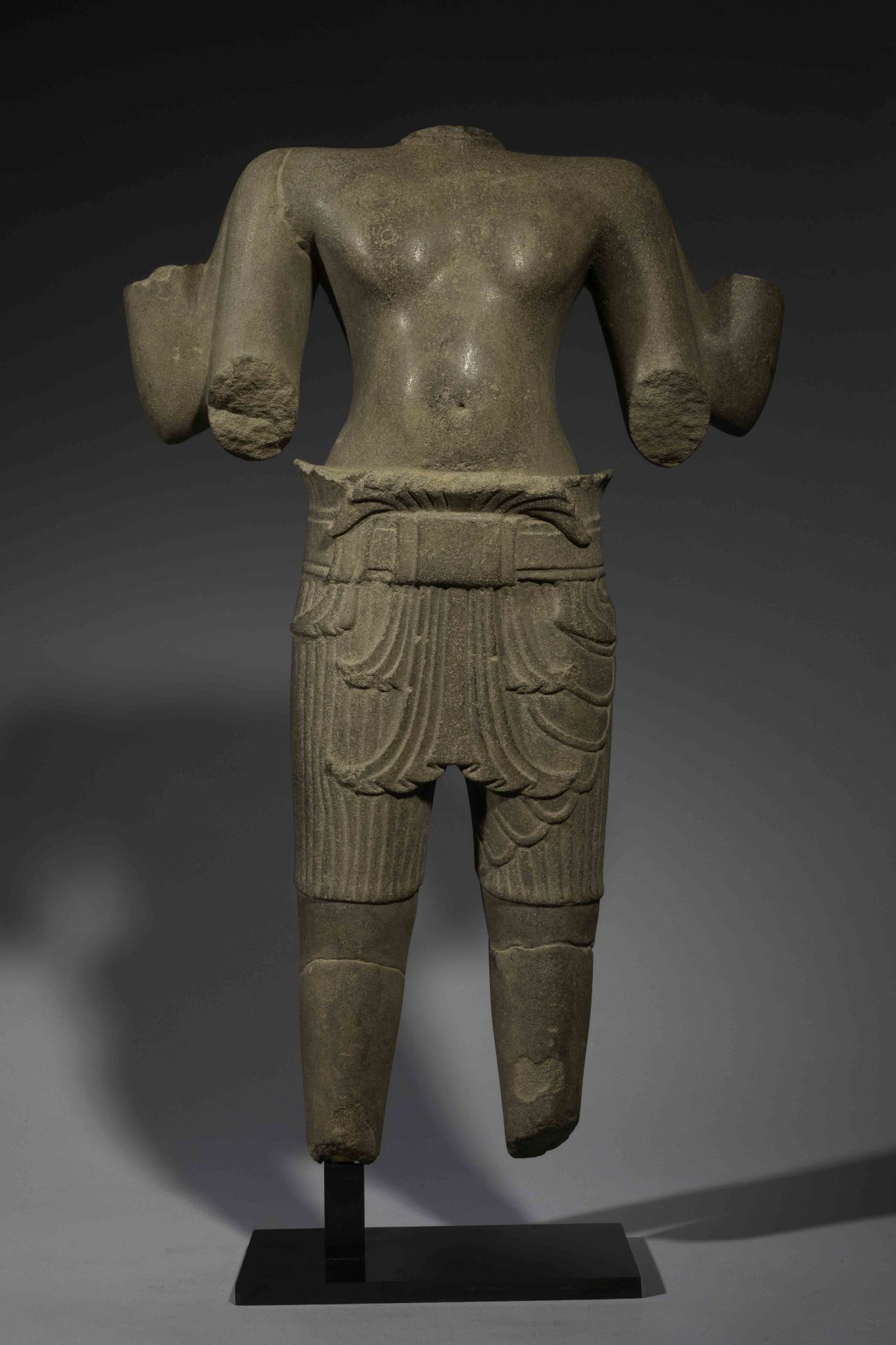 Torse de divinité masculine, sans doute Vishnu à quatre bras en posture [...] - Bild 2 aus 3