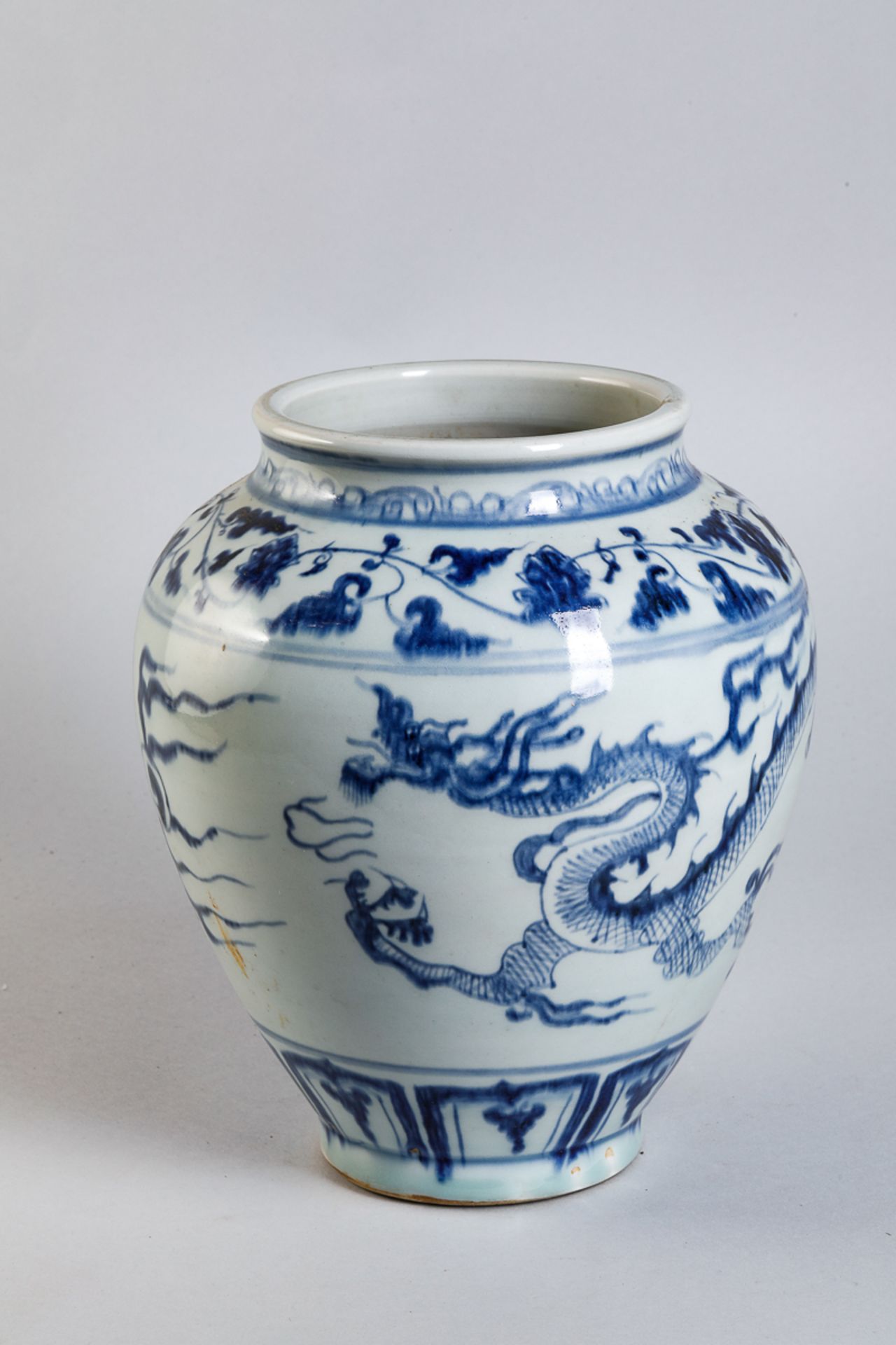 Pot en porcelaine blanche décoré en bleu cobalt sous couverte d'un dragon [...]