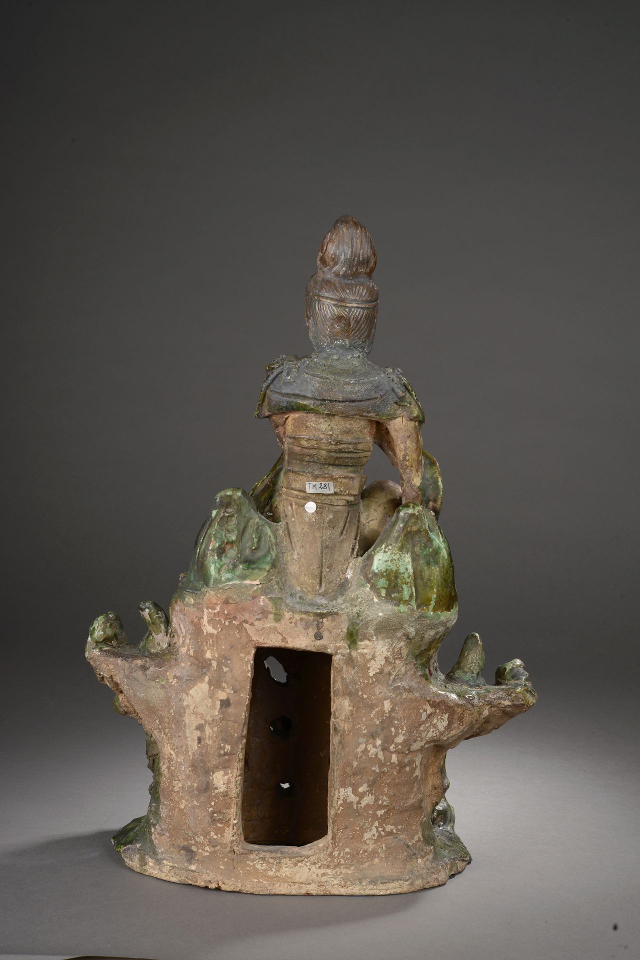 Le Boddhisattva Kwan Yin assis en délassement sur un haut tertre moulé à la base [...] - Bild 2 aus 2