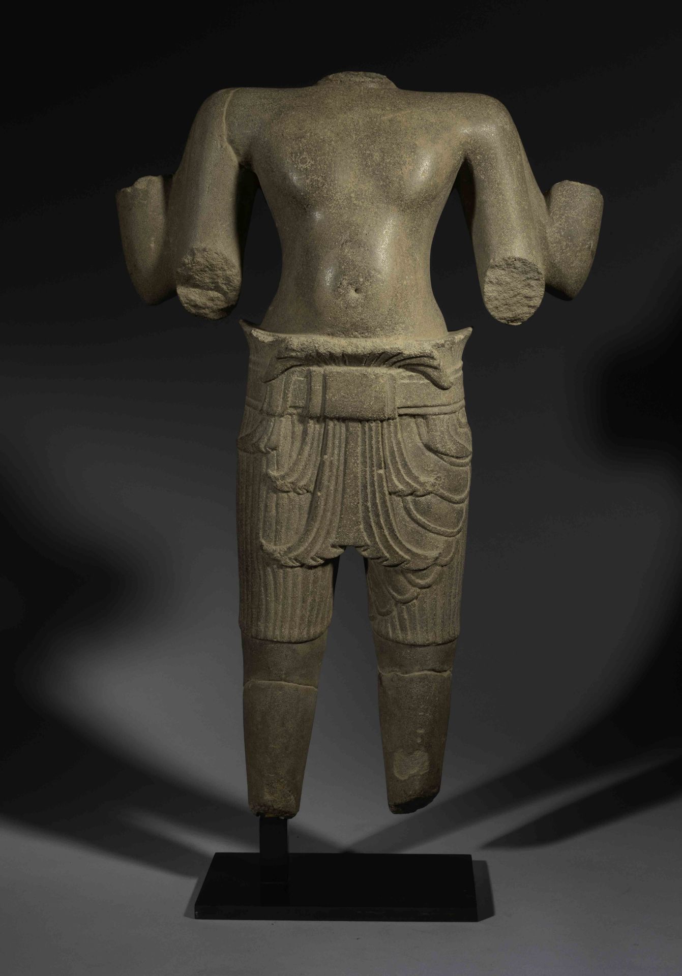Torse de divinité masculine, sans doute Vishnu à quatre bras en posture [...]