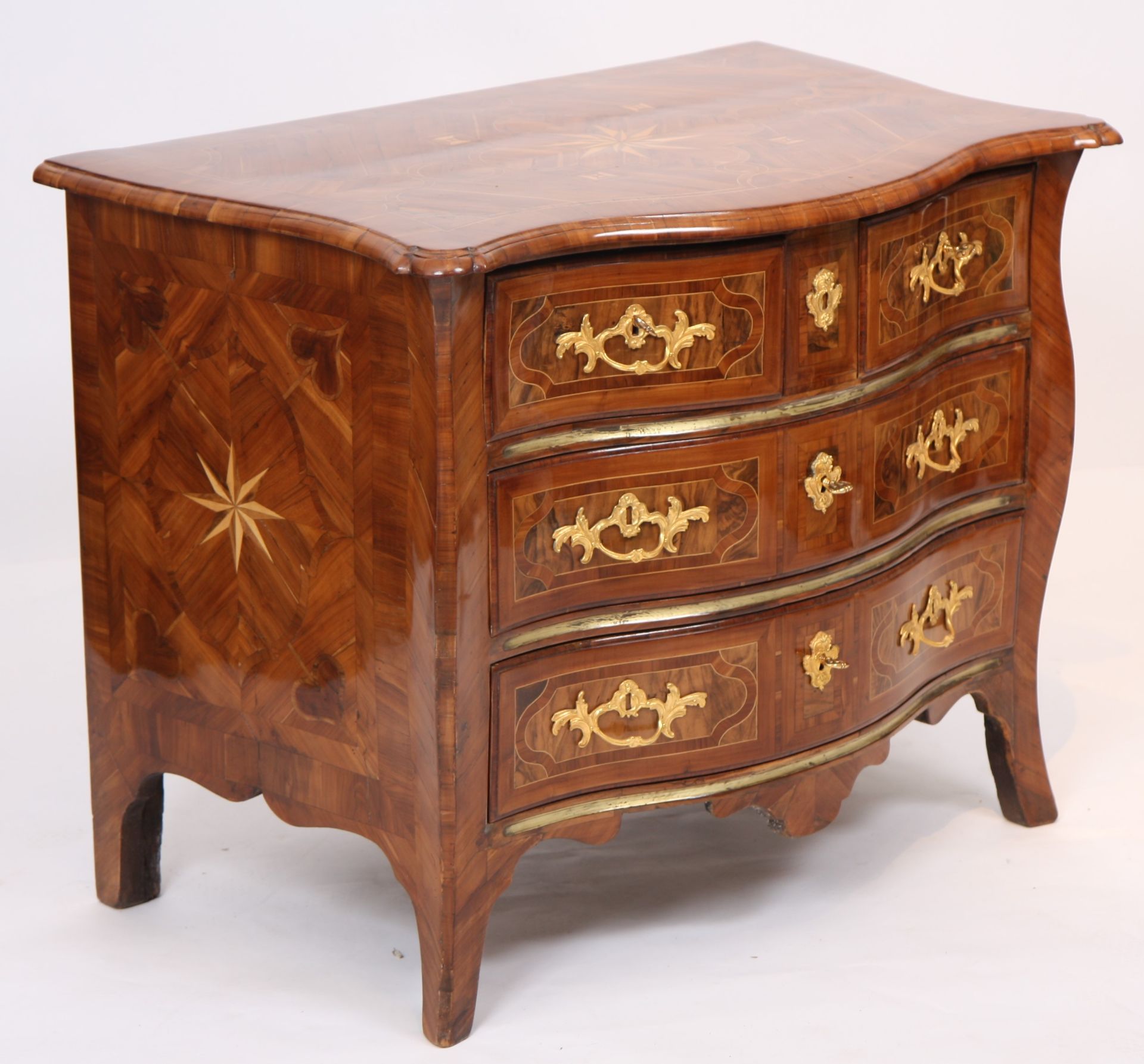 COMMODE MARQUETEE DE L'EST "DE MARIAGE" LOUIS XV En marqueterie de bois indigènes : [...]