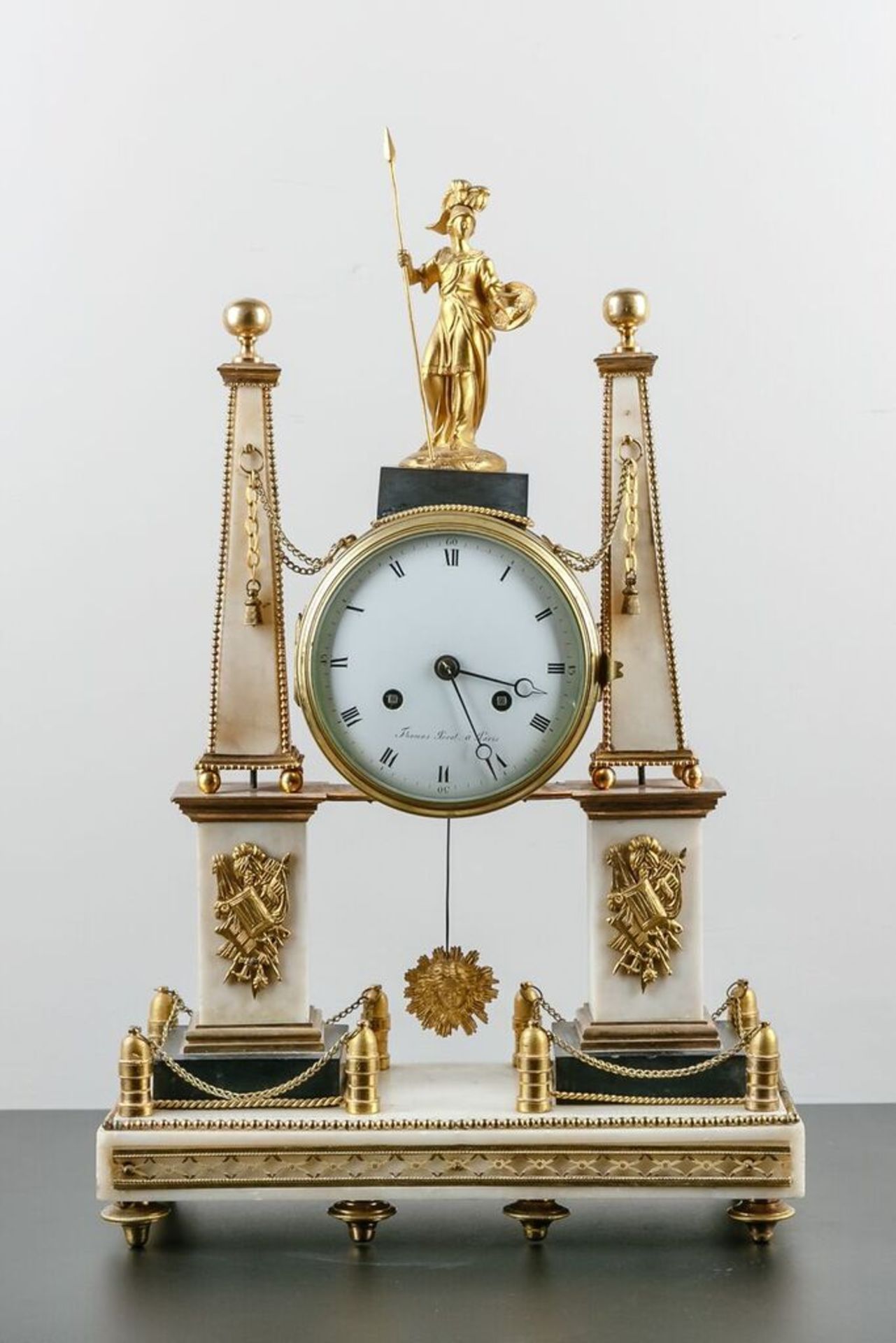 PENDULE PORTIQUE "AUX OBELISQUES" LOUIS XVI En marbre blanc et bronze doré et [...]