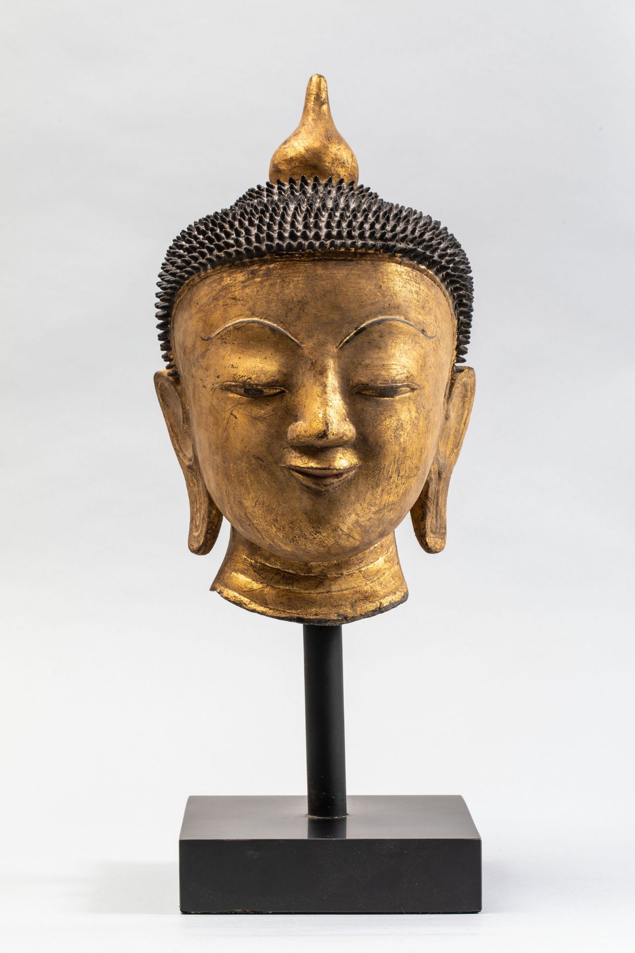 Tête de Buddha à l'expression sereine. Laque sec doré. Birmanie. Fin 19 ème [...]