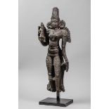 Lakshmi debout en posture abanga coiffée d'une haute tiare Mukuta figurée nue [...]