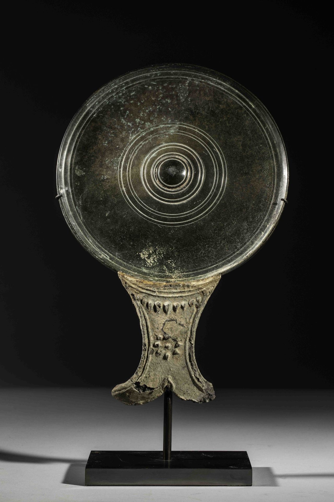 Miroir circulaire en bronze orné de cercles concentriques et tenon en queue de [...]