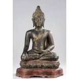 Buddha Maravijaya assis en vajrasana sur un socle lotiforme à base hexagonale vêtu [...]