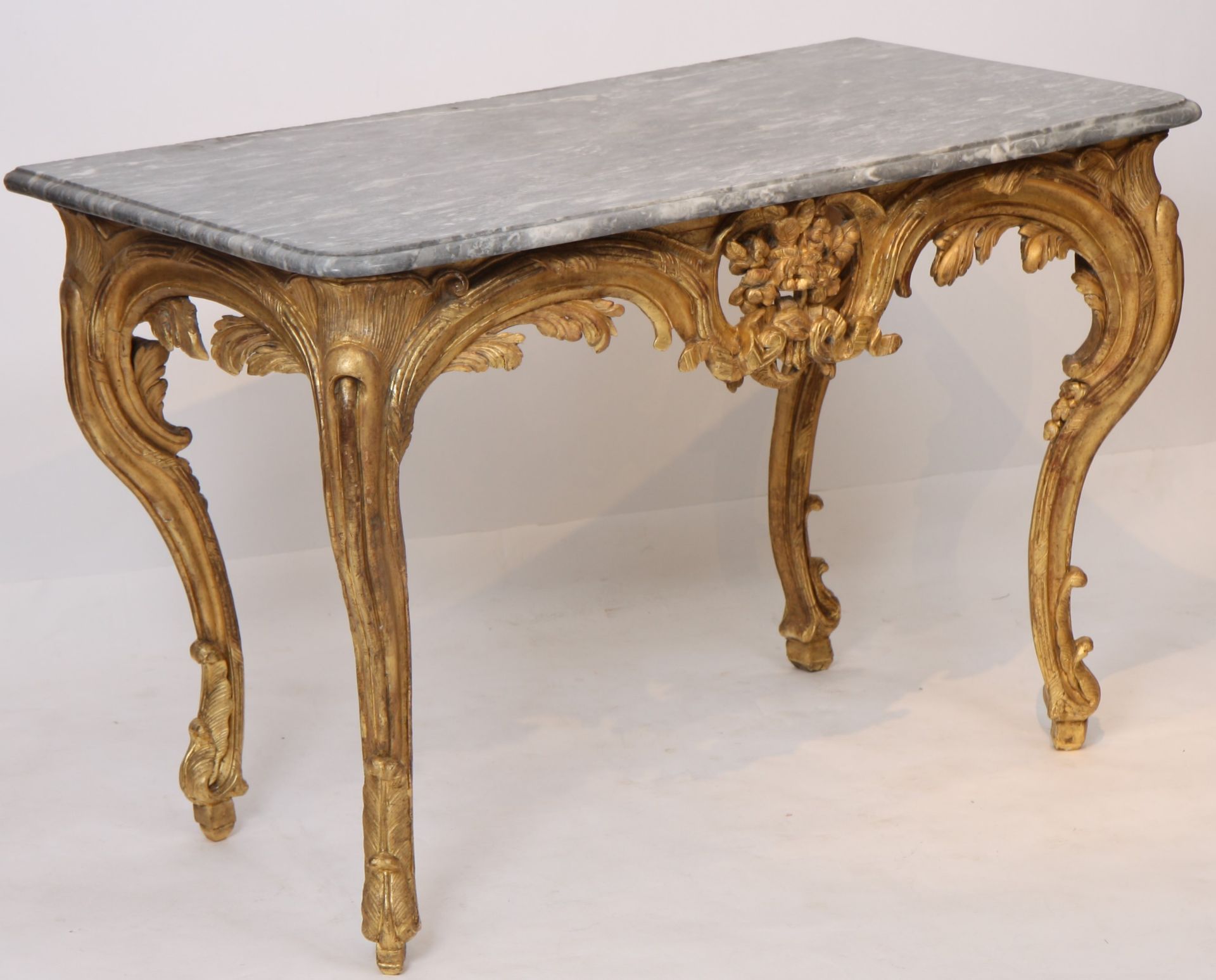 TABLE A GIBIER AIXOISE EN BOIS DORE ROCAILLE XVIIIè En bois doré et sculpté à [...]