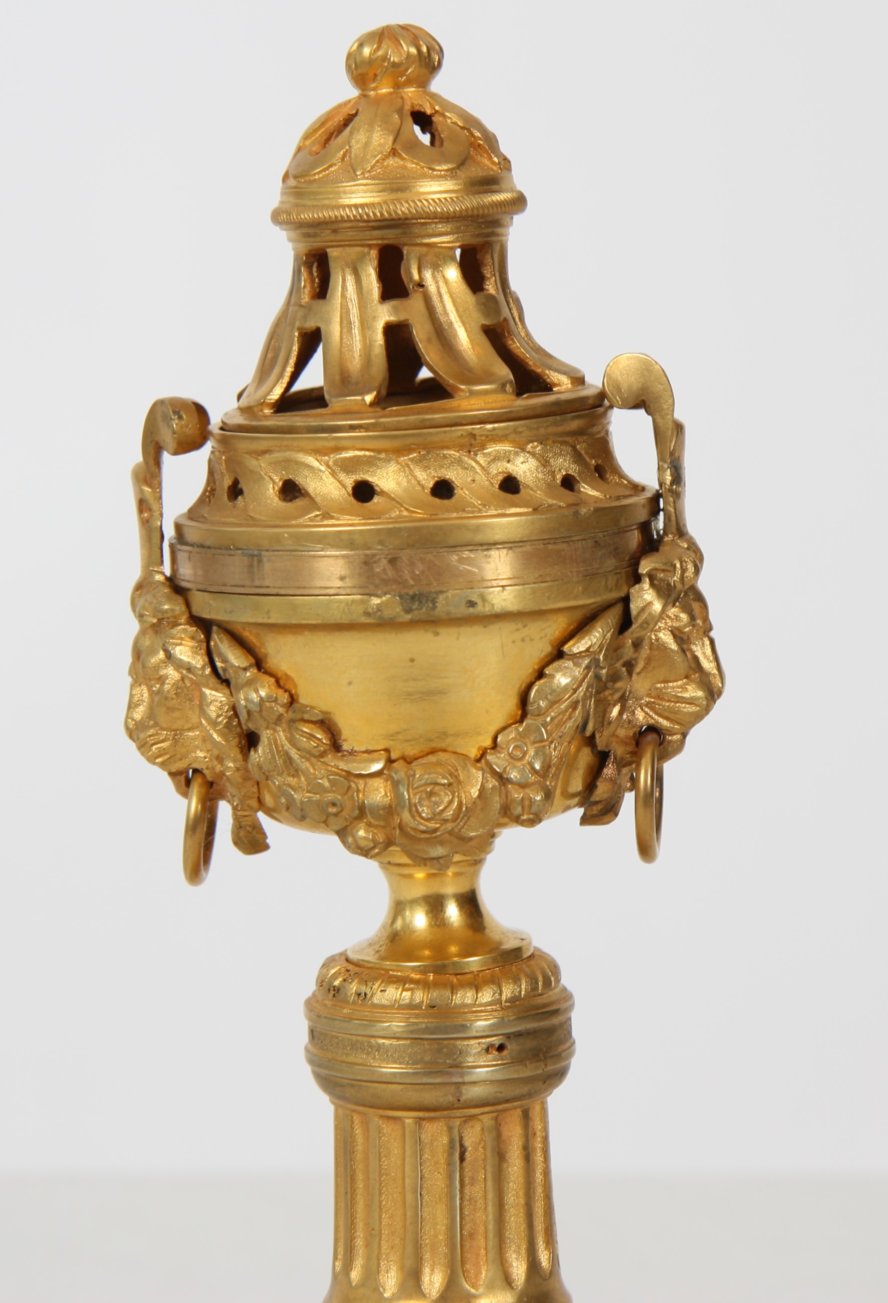 PETIT BRULE PARFUM EN BRONZE DORE LOUIS XVI En bronze doré. Epoque XVIIIème [...] - Image 2 of 2