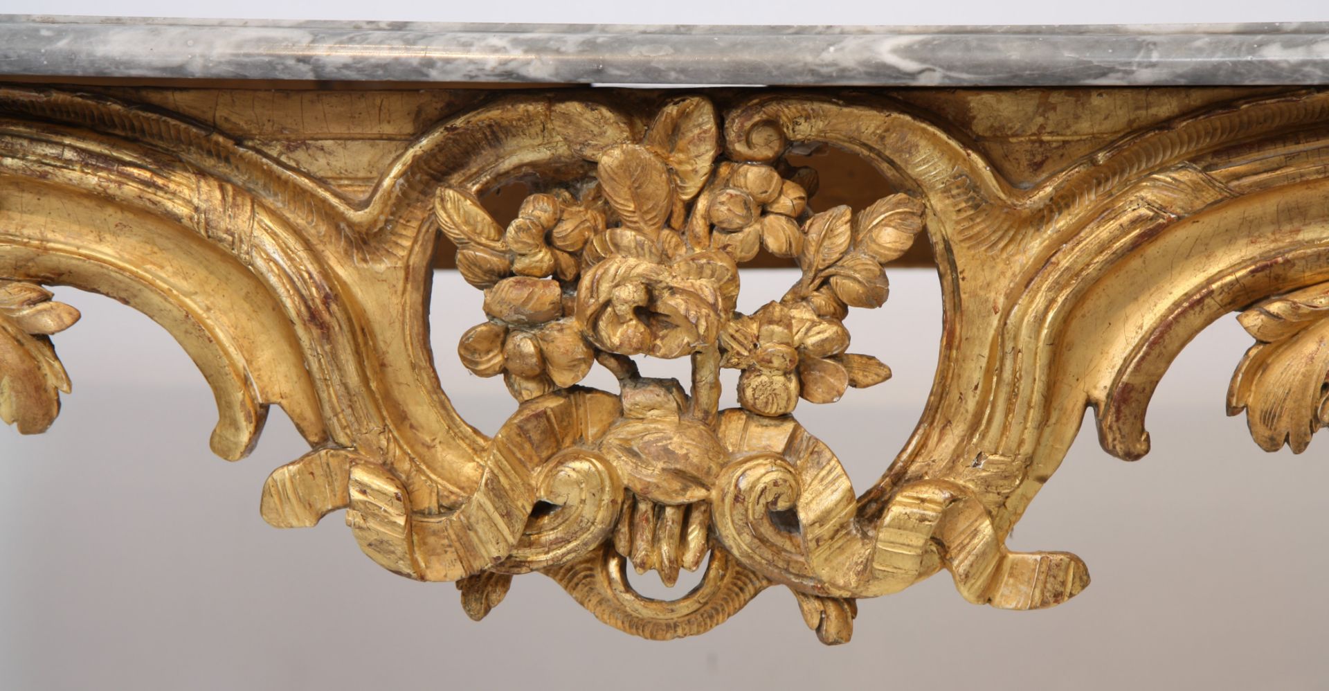 TABLE A GIBIER AIXOISE EN BOIS DORE ROCAILLE XVIIIè En bois doré et sculpté à [...] - Bild 4 aus 5