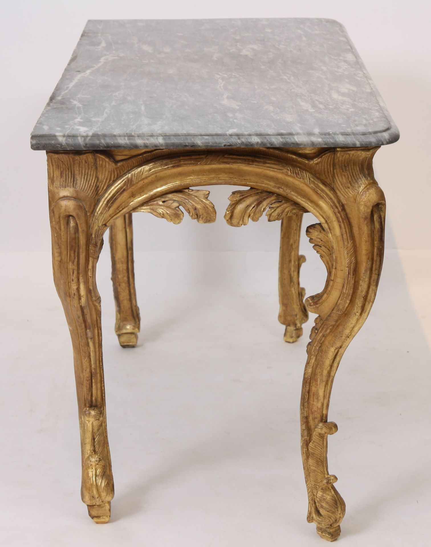 TABLE A GIBIER AIXOISE EN BOIS DORE ROCAILLE XVIIIè En bois doré et sculpté à [...] - Bild 2 aus 5