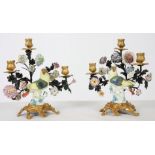 TRES JOLIE PAIRE DE CANDELABRES "AUX PERROQUETS" ROCAILLE En bronze doré et patiné [...]